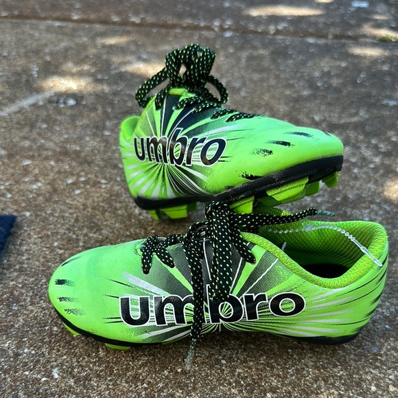 Umbro Other - UMBRO Unisex Kids Soccer Cleats Size 9K NWOT